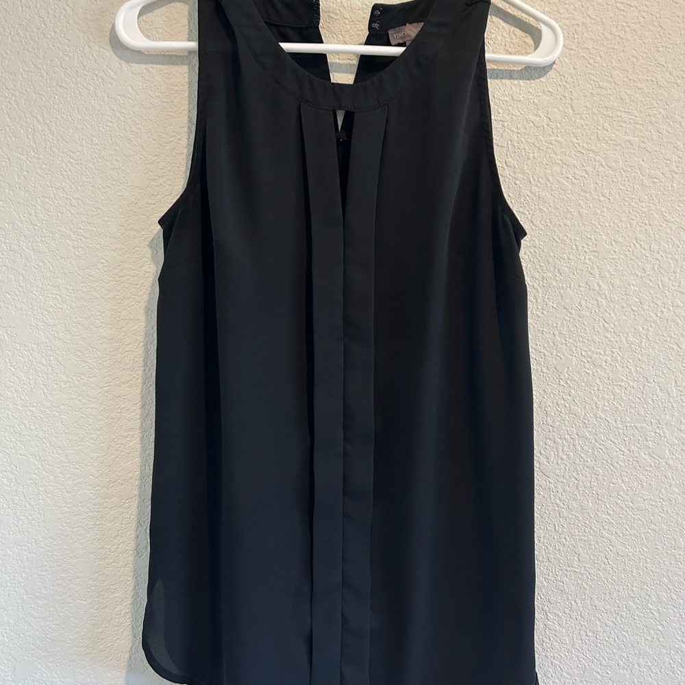 Elegant Vince Camuto tank. Key hole cutout and pleating detail in front.